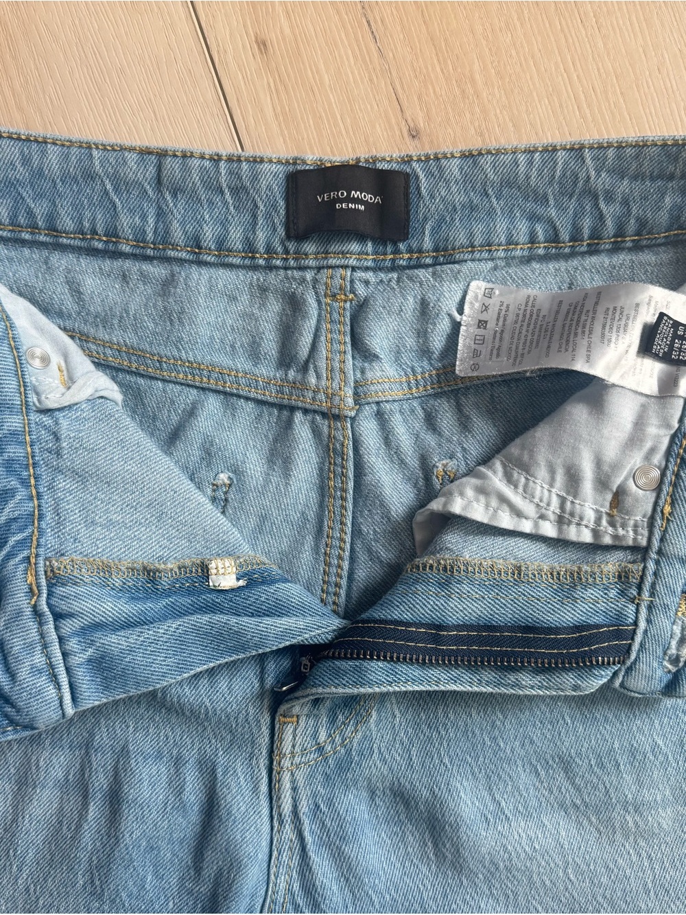 Vero Moda “Jane” High-rise Girlfriend Jeans. Size 26/32 - Picture 3 of 5